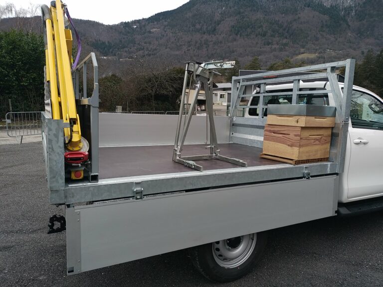 Plateau apicole avec grue